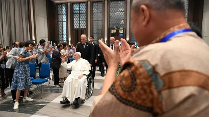 Papa Francisco ingresa en la sede de la Conferencia Episcopal de Indonesia