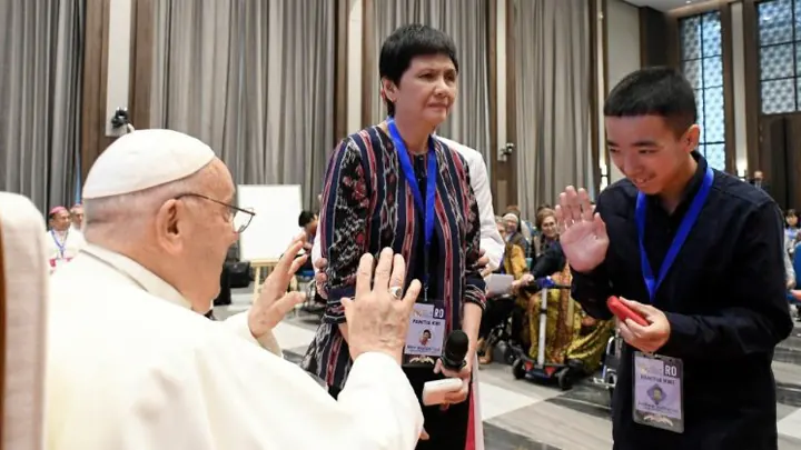 Papa Francisco escucha el testimonio de Mimi y Andrew