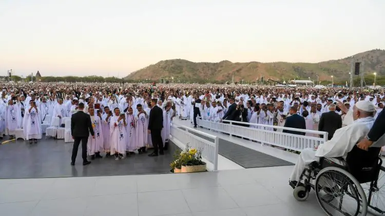 El Papa Francisco saluda a los asistentes a la misa