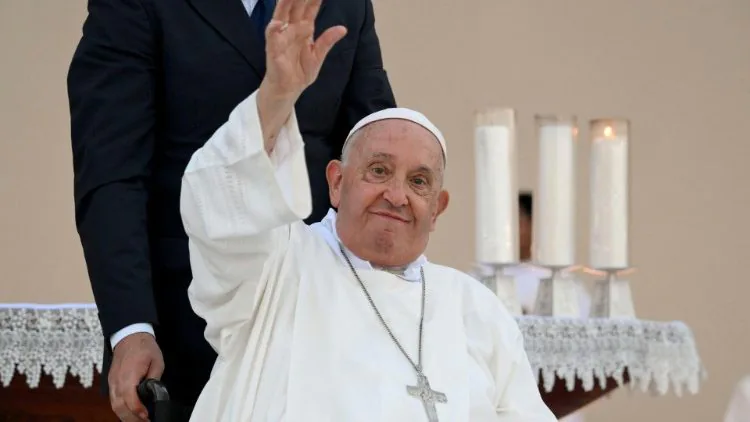 El Papa Francisco saluda al salir del altar tras la misa