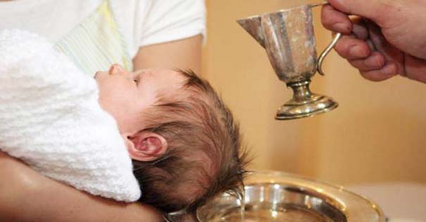 bebe bautizo catolico agua cabello ceremonia