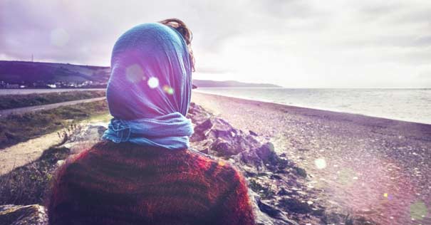 mujer mirando horizonte conserva fe sufrimiento