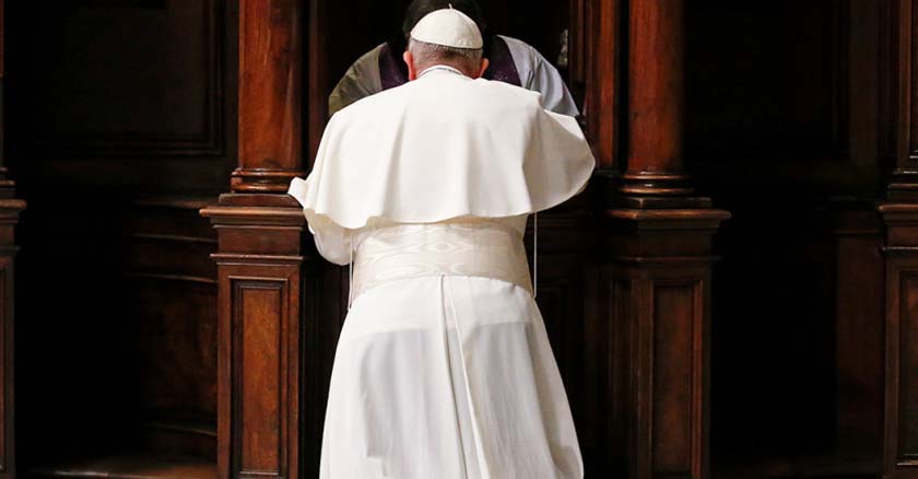 papa francisco de espalda confesandose con sacerdote acto de confesion