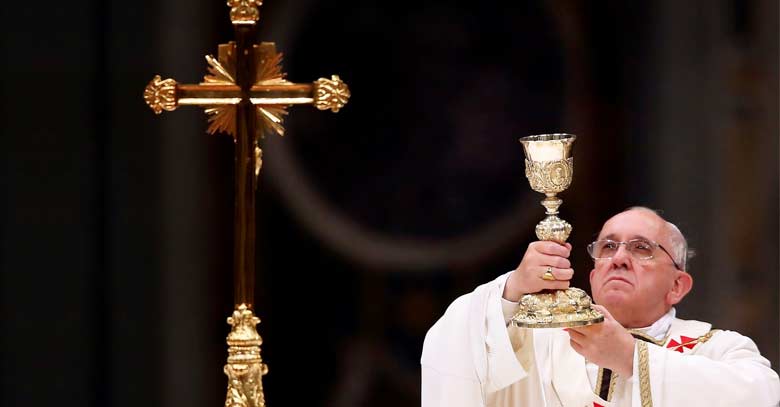 papa francisco levanta caliz sagrado frente cruz consagracion misa