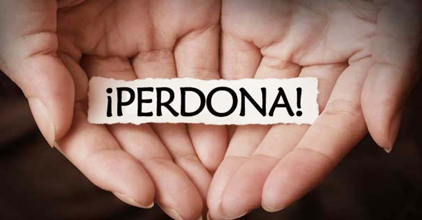 perdona papel de perdon perdonar entre las manos de una mujer