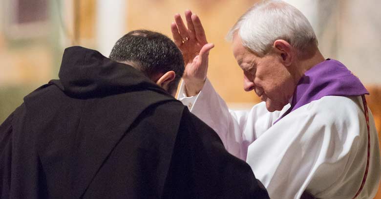 sacerdote confesion absolviendo nombre cristo perdonar pecados