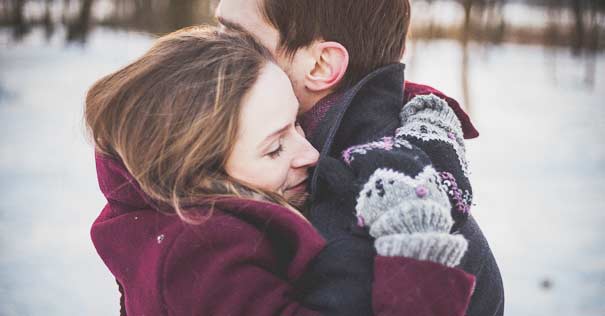 esposa abrazo de amor esposo