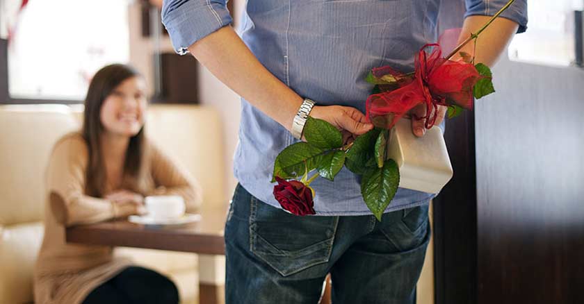 Momentos... - Página 6 Esposo-con-regalo-sorpresa-y-flores-en-su-espalda-sorprende-a-su-esposa-novia-amor