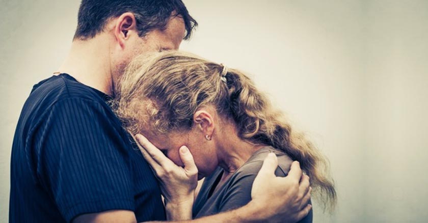 esposo consolando a su esposa triste abrazados juntos dia 