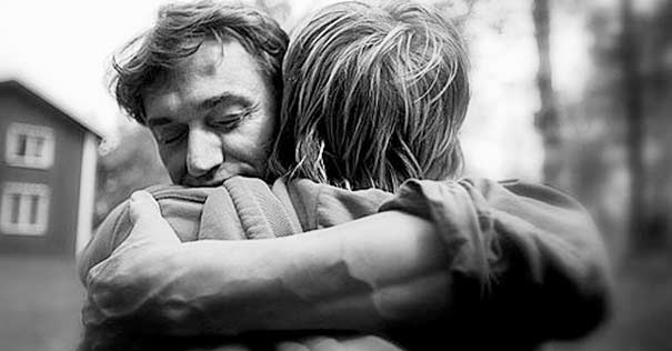 hombre abraza mujer perdon reconciliacion fondo gris