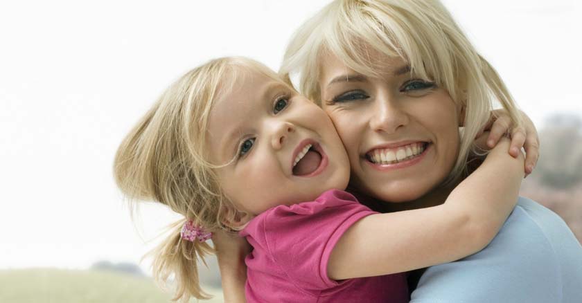 madre e hija mama y su hija abrazadas muy felices sonriendo