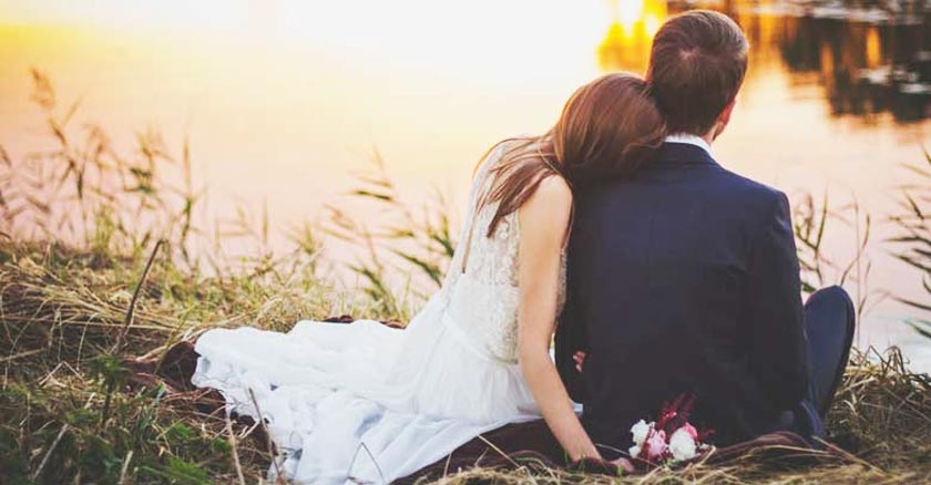 matrimonio pareja de esposos casados boda en la orilla de un lago dia 