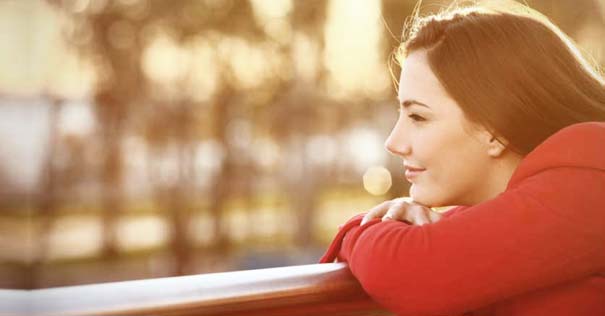 mujer mirando horizonte sonrisa