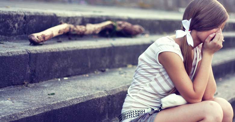 mujer sentada escaleras publicas triste llorando