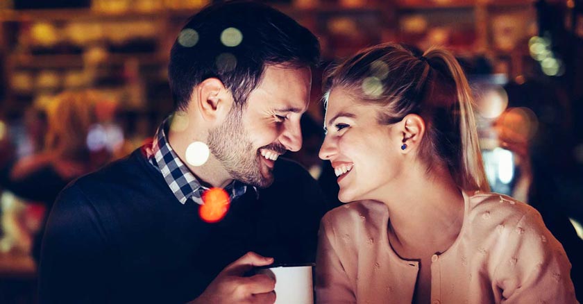 pareja de esposos juntos felices mirandose al rostro sonrientes lugar nocturno dia 