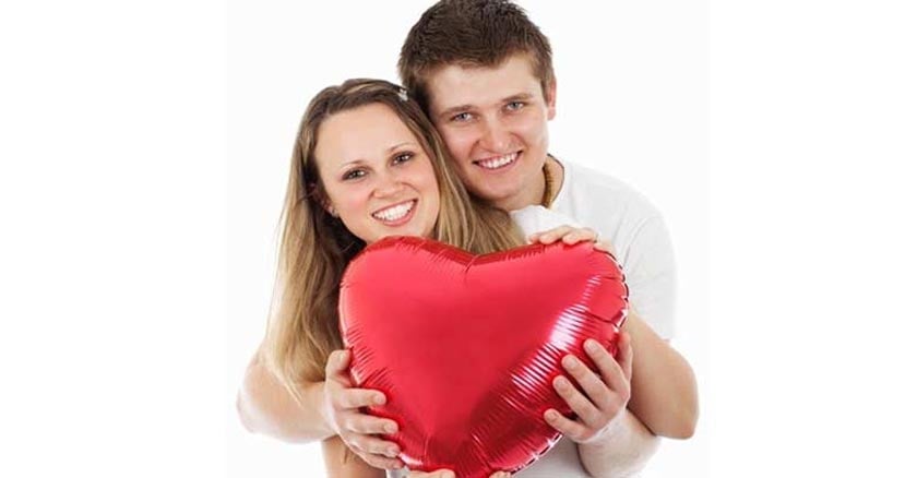 pareja de esposos juntos muy felices sosteniendo un globo roja en forma de corazon dia 