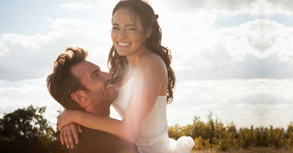 pareja feliz hombre abraza esposa en campo atardecer 