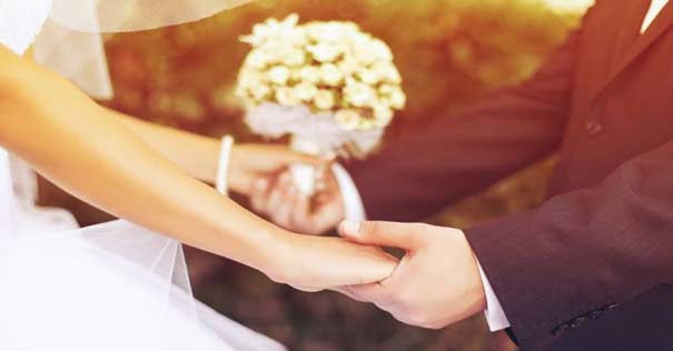 pareja matrimonio tomados de la mano boda 