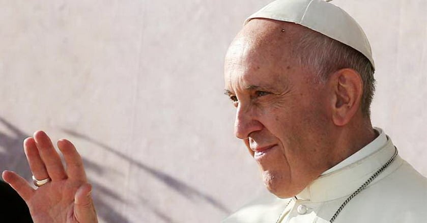 papa francisco alza su mano para saludar 