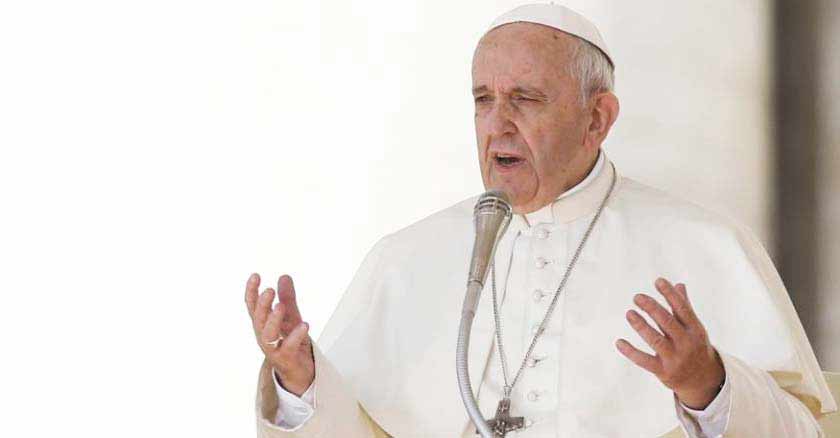 papa francisco con las manos abiertas abre tu corazon al perdon