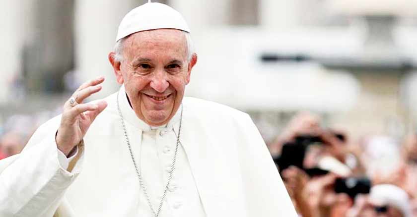 papa francisco en plaza san pedro vaticano sonriendo saluda 