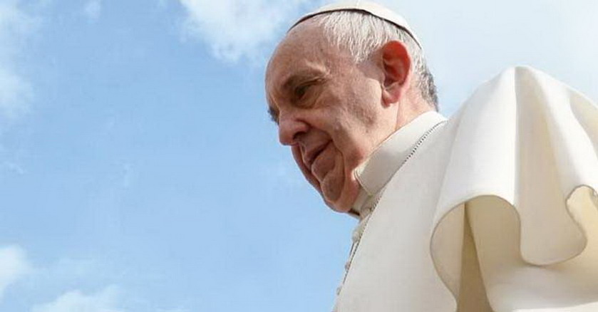 papa francisco enfoque desde abajo fondo cielo nubes 