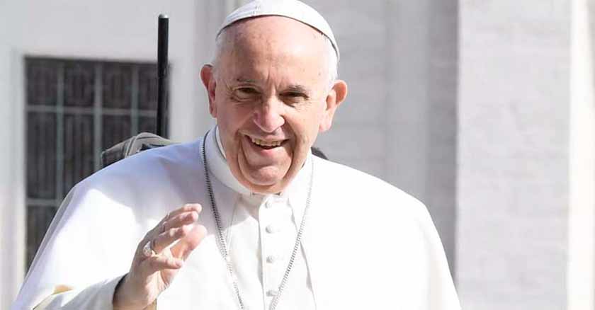 papa francisco mirando de frente sonrisa saluda mano evangelio del dia