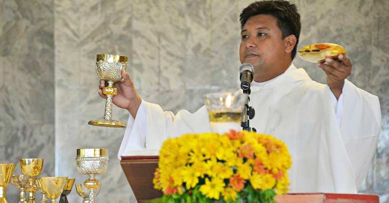 padre mark ventura sacerdote filipinas celebrando santa misa