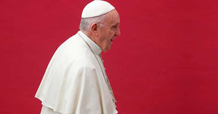 papa francisco caminando fondo pared fuscia 