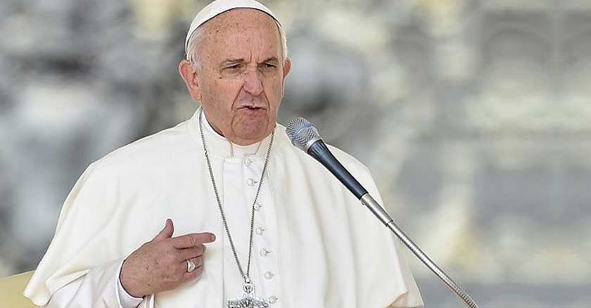 papa francisco con rostro muy serio enojado fruncido hablando 