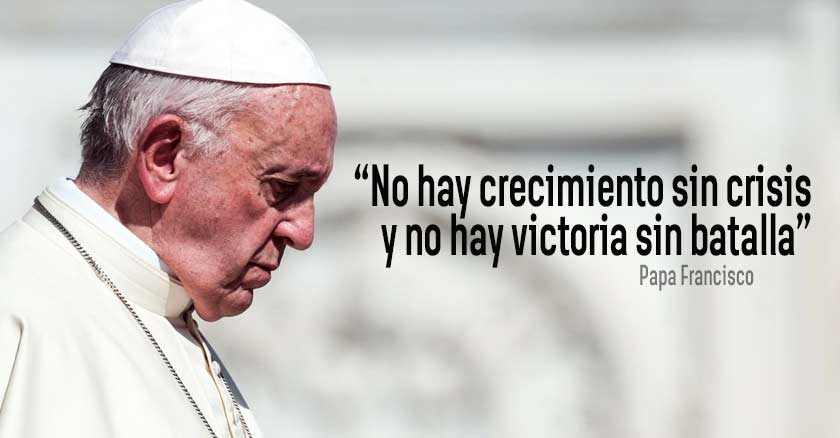 papa francisco de perfil muy serio mirando hacia abajo fondo claro no hay crecimiento sin crisis