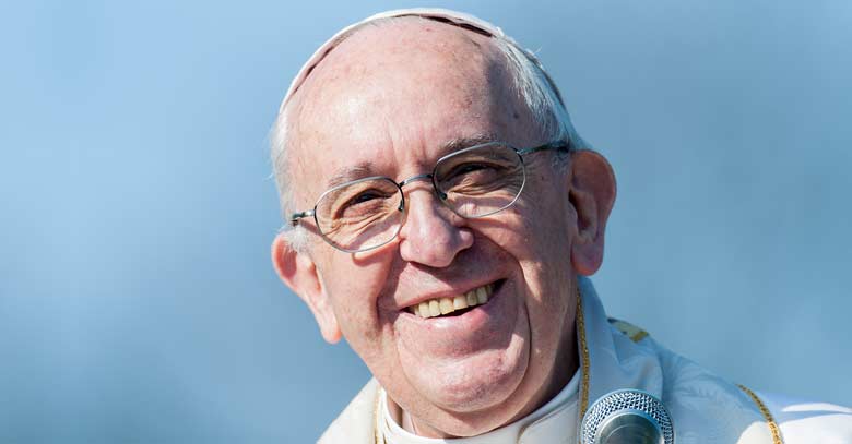 papa francisco fondo azul cielo sonriendo rostro cercano