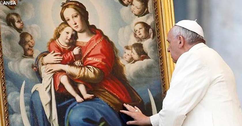 papa francisco frente a un cuadro de la virgen maria sosteniendo nino jesus