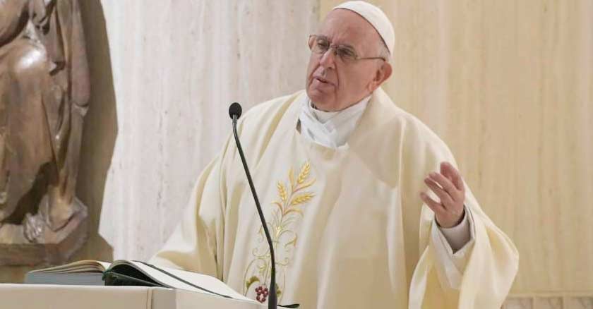 papa francisco homilia en santa marta vestimenta blanca 