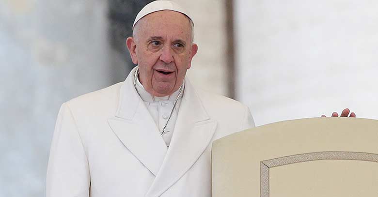 papa francisco levantado tomando mano silla papal