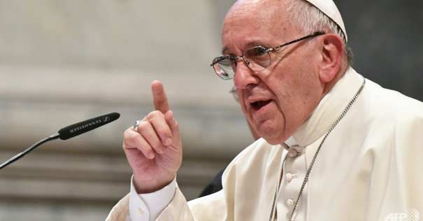 papa francisco levantando dedo mano exhortando 