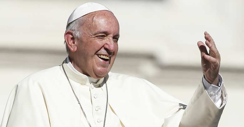 papa francisco levantando su brazo sonriendo 