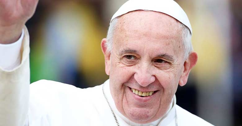 papa francisco levantando su brazo y sonriendo feliz