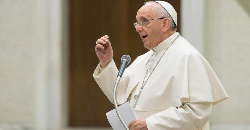 papa francisco levantando su mano discurso papeles en mano vaticano 