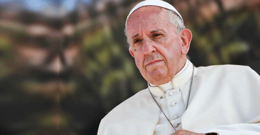 papa francisco mirada seria fondo verde jardin arboles