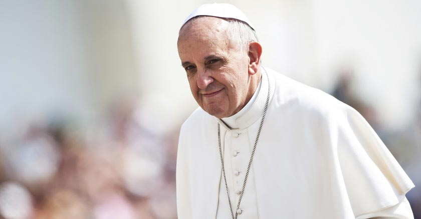 papa francisco mirando a lo lejos serio fondo plaza de san pedro 