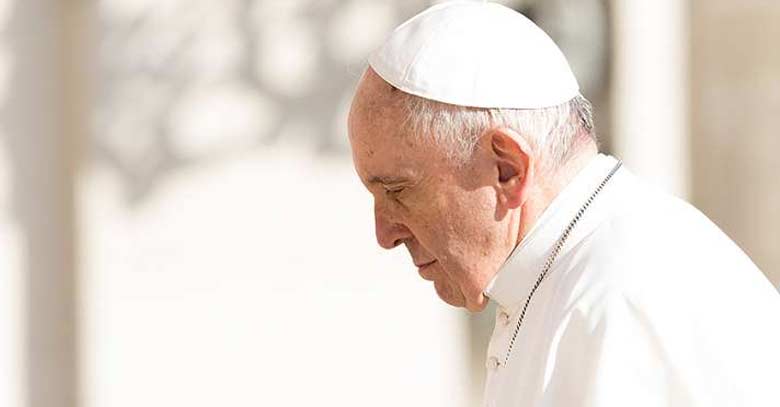 papa francisco mirando hacia abaja caminando 