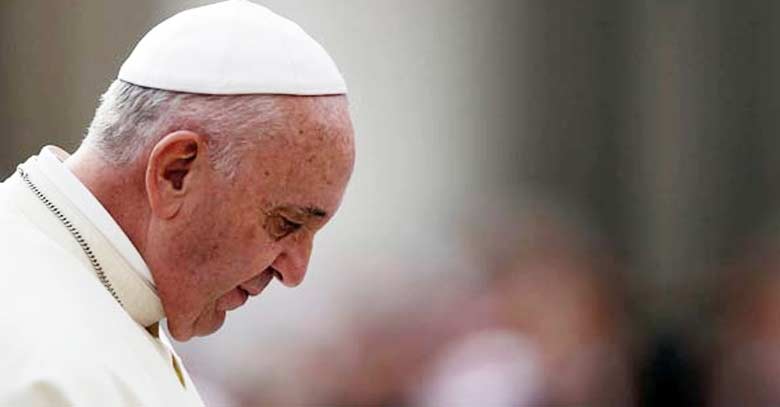 papa francisco mirando triste hacia abajo fondo multitud