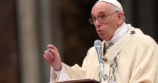 papa francisco no caer en la tentacion de creernos mejores que los demas