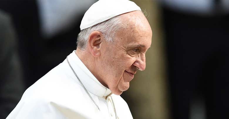 papa francisco rostro de perfil mirando hacia abajo 