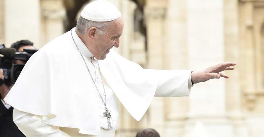 papa francisco saludando desde el papamovil en la plaza de san pedro feliz sonrie