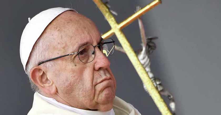 papa francisco se obedece primero a Dios que  los hombres sostiene baclo cristo