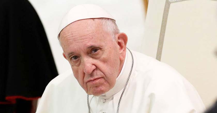 papa francisco sentada mirada de preocupacion fondo claro