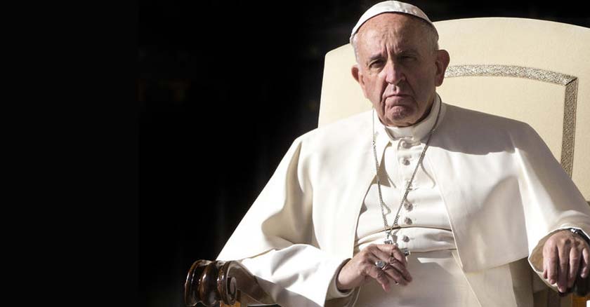 papa francisco sentado en la silla papal vaticano rostro muy serio fondo negro