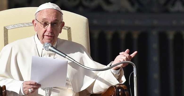 papa francisco sentado en silla papal leyendo 